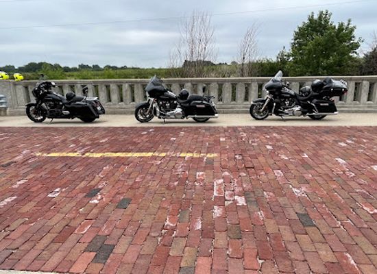 illinois/corn-belt/landmark/illinois-brick-road-curve-old-route-66