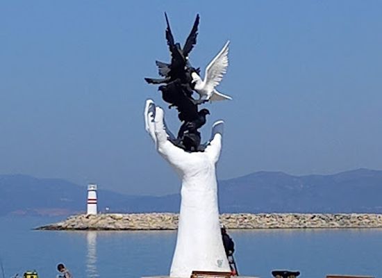 turkiye/kusadasi/long-beach/landmark/el-heykeli