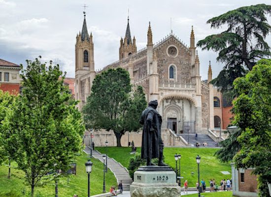 spain/madrid/landmark/monumento-a-velazquez