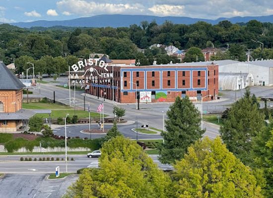 tennessee/east-tennessee/landmark/bristol-virginia-tennessee-slogan-sign