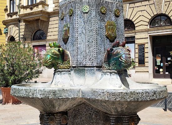 hungary/pecs/landmark/zsolnay-fountain