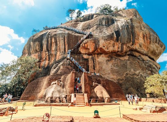sri-lanka/sigiriya/landmark/lion-s-paw