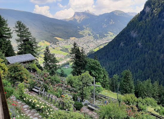 italy/val-gardena/landmark/rose-garden-uhrerhof