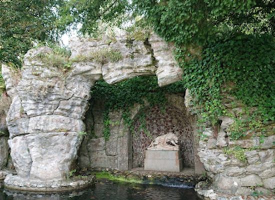 france/normandy/landmark/ravalet-castle
