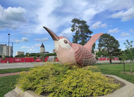kansas/topeka/landmark/world-s-largest-wren-statue