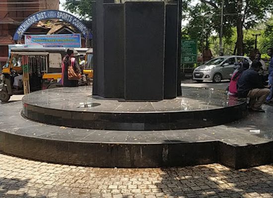 india/kozhikode/landmark/s-k-pottekkatt-statue