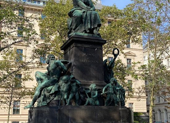 austria/vienna/dobling/landmark/beethoven-statue