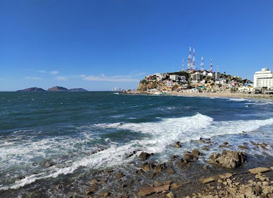 mexico/mazatlan/landmark/monumento-a-pedro-infante