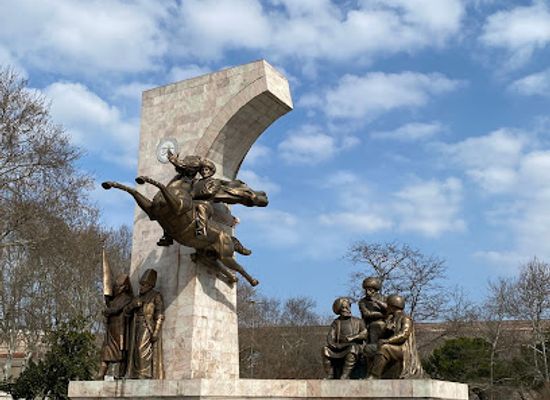 turkiye/istanbul/fatih/landmark/statue-of-sultan-on-horse