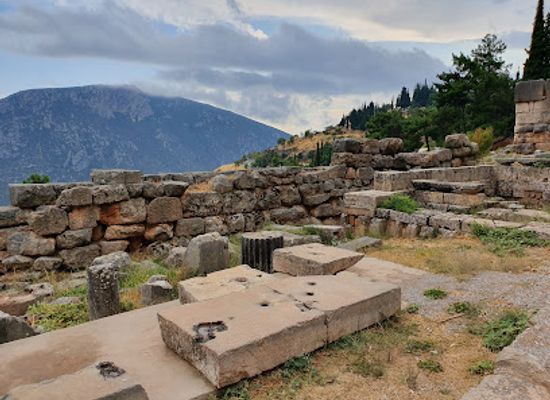greece/delphi/landmark/castalia-spring