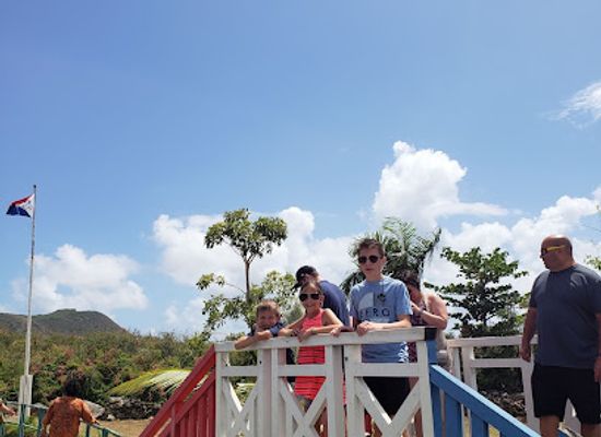 sint-maarten/dutch-quarter/landmark/border-monument