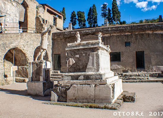 italy/herculaneum/landmark/casa-del-tramezzo-di-legno