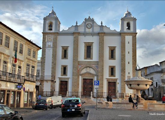 portugal/evora/landmark/giraldo-square-fountain