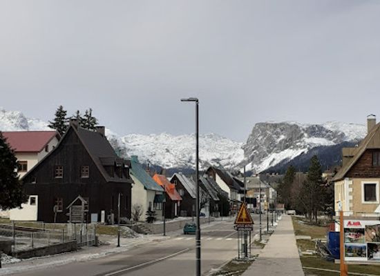 montenegro/durmitor-national-park/landmark/hostel-hikers-den