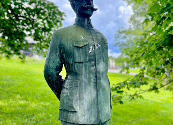 norway/oslo/holmenkollen/landmark/statue-of-colonel-henrik-august-angell-by-gustav-larum