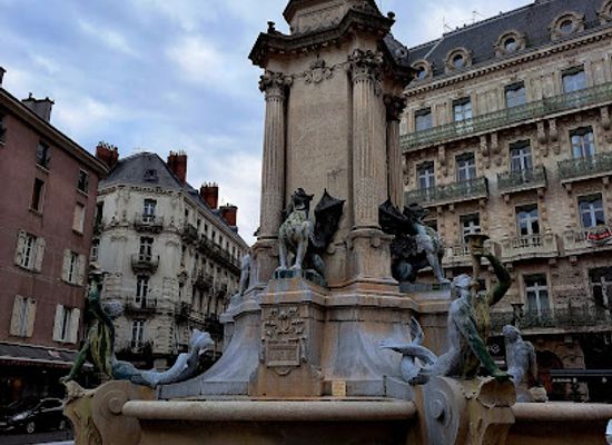 france/grenoble/landmark/fontaine-des-trois-ordres