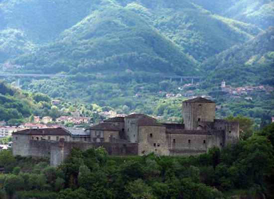 italy/lunigiana/landmark/castello-del-piagnaro