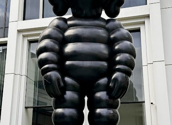 singapore/chinatown/landmark/kaws-chum-what-party-statue