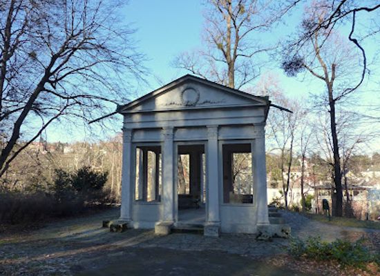 austria/vienna/wahring/landmark/attikafiguren-vom-wiener-ringtheater