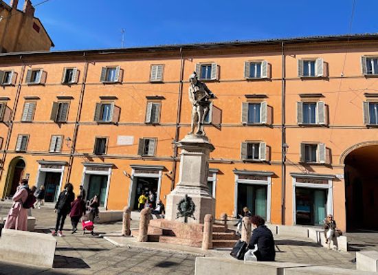 italy/bologna/landmark/statue-of-luigi-galvani