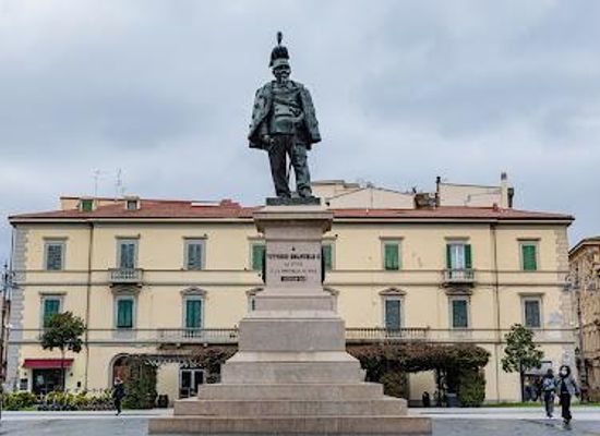 italy/pisa/landmark/monumento-a-vittorio-emanuele-ii