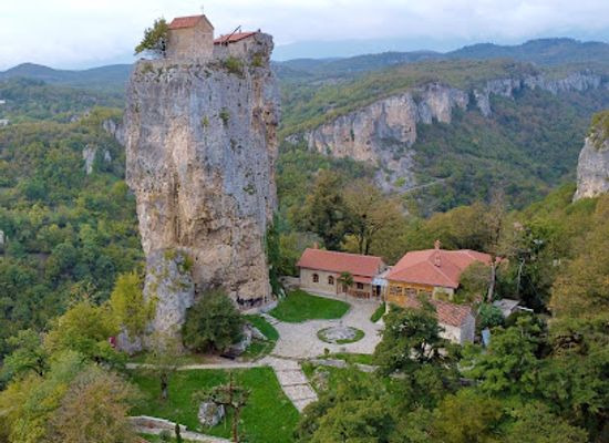 georgia/vardzia/landmark/katskhi-column