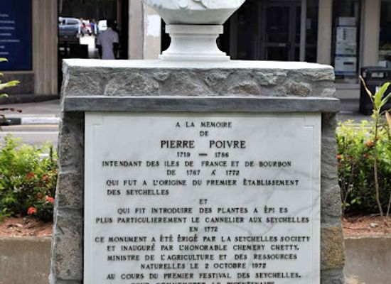 seychelles/desroches-island/landmark/pierre-poivre-statue
