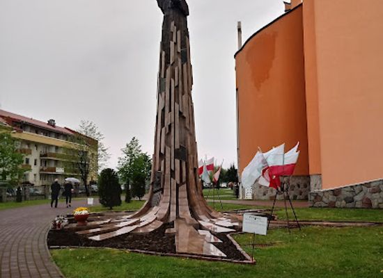 poland/tarnow/landmark/statue-of-john-paul-ii