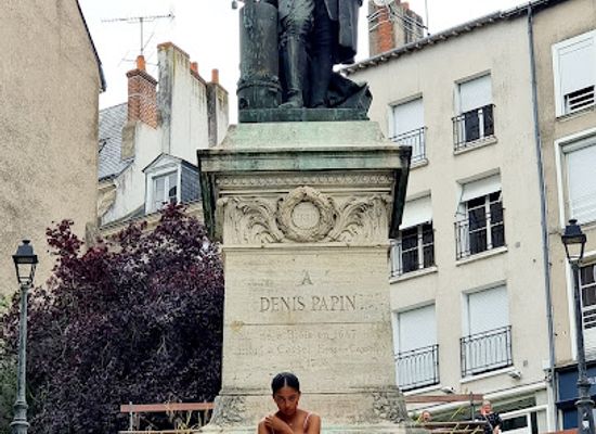 france/centre-val-de-loire/landmark/denis-papin-monument