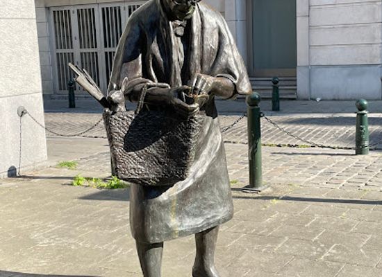 belgium/brussels/landmark/sculpture-madame-chapeau