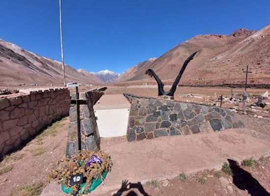 argentina/cuyo/landmark/cementerio-de-los-andinistas