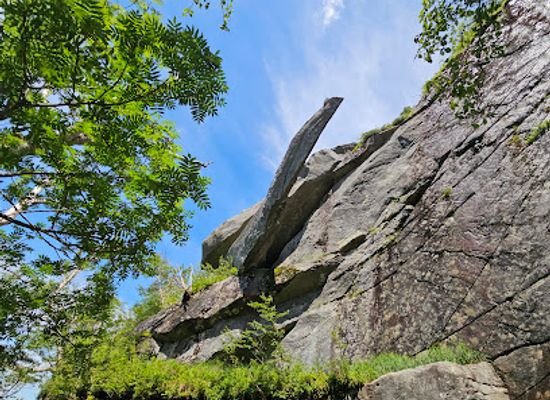 vermont/orleans-county/landmark/cantilever-rock