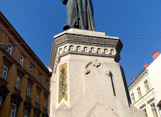 croatia/zagreb/donji-grad/landmark/statue-of-andrija-kacic-miosic