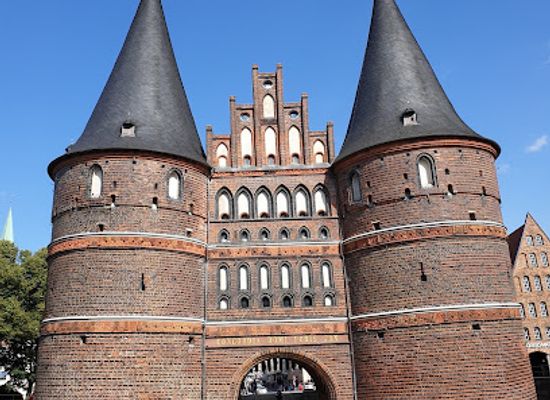 germany/lubeck/landmark/holstentor-square