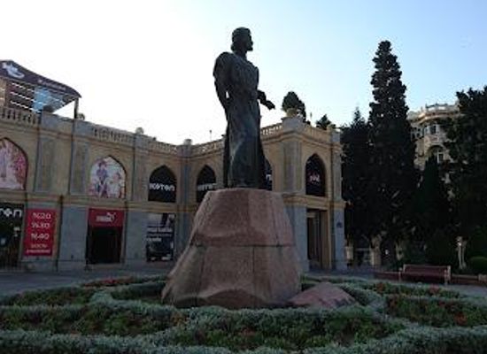 azerbaijan/absheron-peninsula/landmark/nasimi-monument