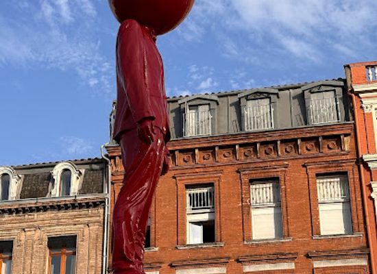 france/toulouse/landmark/red-statue