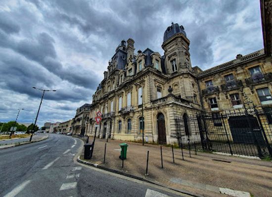 france/bordeaux-wine-region/landmark/descas-palace