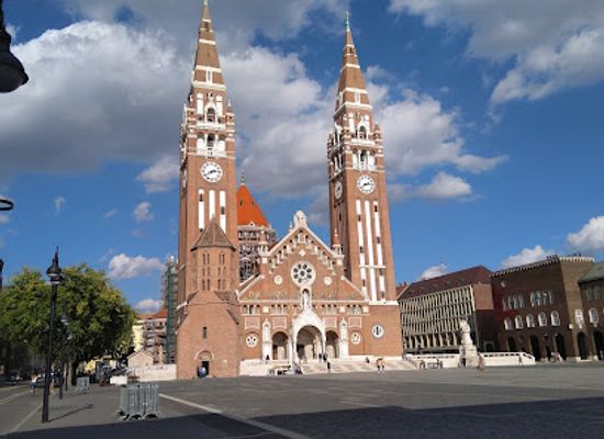 hungary/szeged/szent-istvan-ter/landmark/heroes-gate