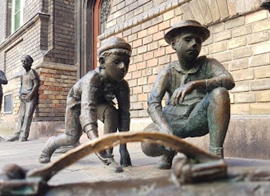 hungary/transdanubia/landmark/sculpture-of-the-boys-of-the-pal-street