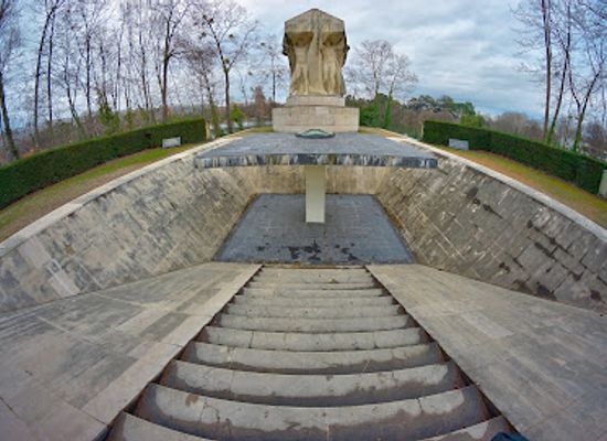france/languedoc/landmark/monument-aux-morts-de-l-ile-du-souvenir