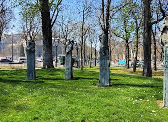 france/paris/champs-elysees/landmark/monument-a-jean-moulin