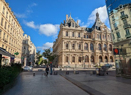 france/lyon/landmark/palais-de-la-bourse-de-lyon