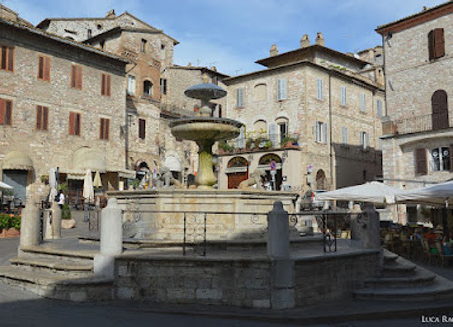 Explore Assisi's Piazza del Comune, a historical hub rich in culture, stunning architecture, and the vibrant atmosphere of this enchanting Italian town.