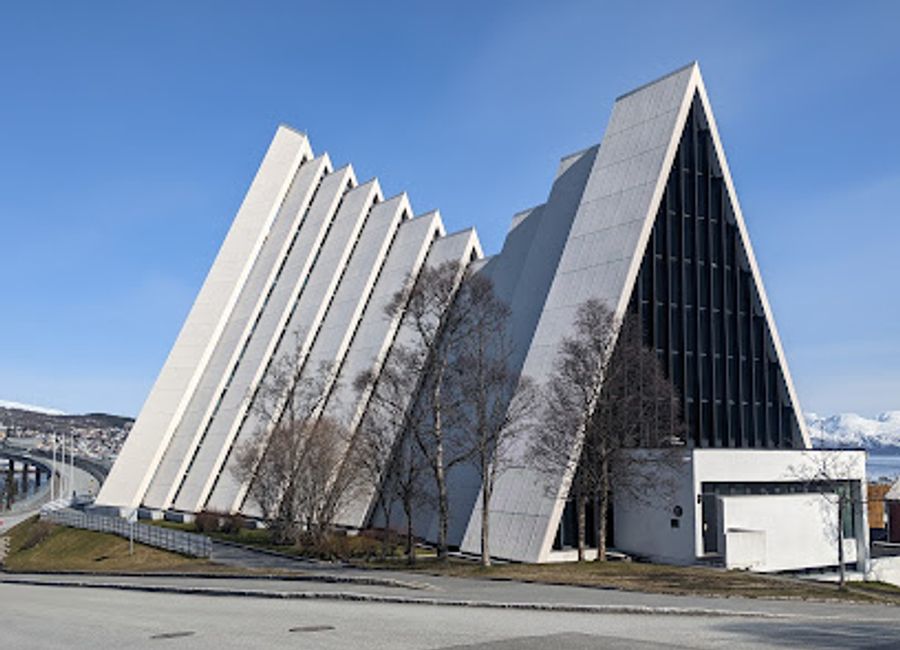 Discover the stunning Arctic Cathedral in Tromsø, Norway – a masterpiece of modern architecture surrounded by breathtaking landscapes.