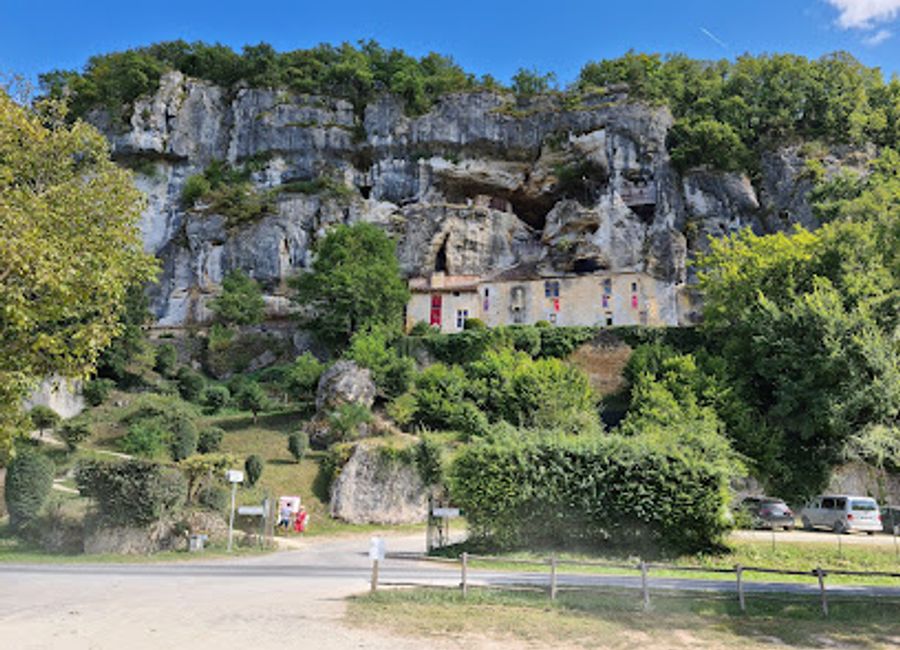 Discover the rich history and stunning architecture of the Fortified House of Reignac, a must-visit fortress in the heart of Tursac, France.