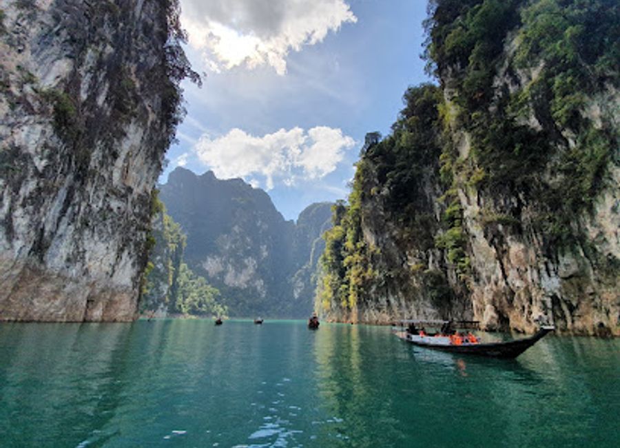 Experience the breathtaking natural beauty of Cheow Lan Lake, a serene reservoir nestled in Khao Sok National Park, Thailand's wildlife wonderland.