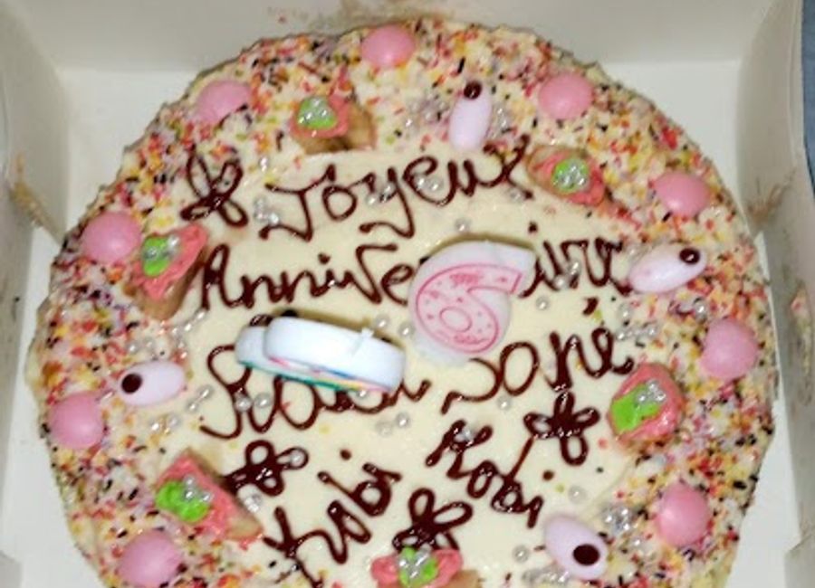 Discover the electrifying nightlife at NO PANIK, Ziguinchor's premier night club, where vibrant music and great company create unforgettable nights.