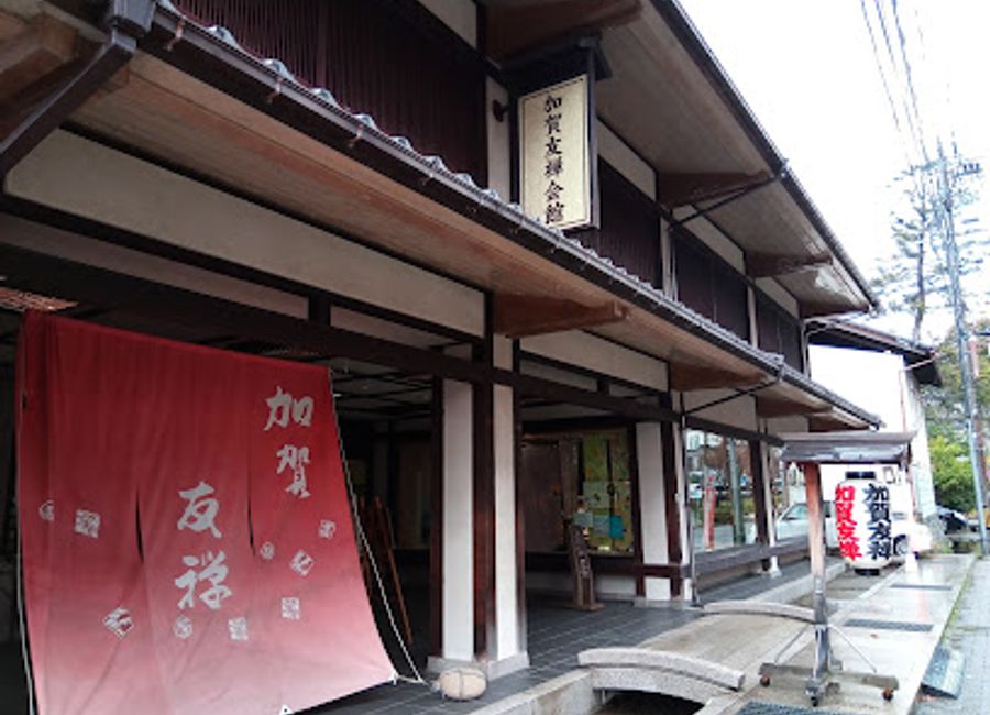 Discover the exquisite art of Kaga-Yuzen at the Kimono Center in Kanazawa, where tradition and craftsmanship come alive.