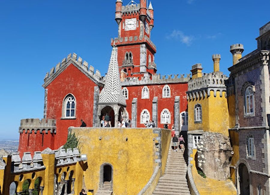 Explore the enchanting Parque Nacional da Pena in Sintra, where vibrant gardens and stunning architecture await in a harmonious blend of nature and history.