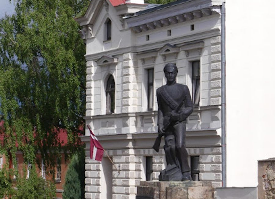 Discover the Monument for Students in Cēsis Regiment, a symbolic tribute to the bravery of Latvian youth in military history, set in the enchanting town of Cēsis.